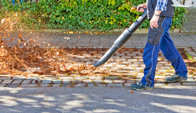 Reinigen von Gehwegen und Parkplätzen